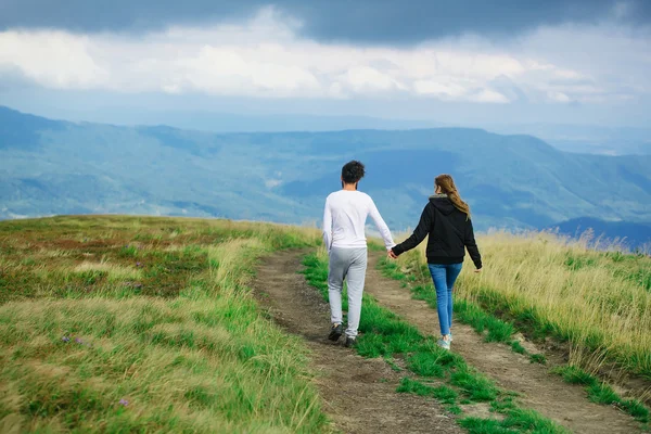 Couple walking on field road — Stock Photo, Image