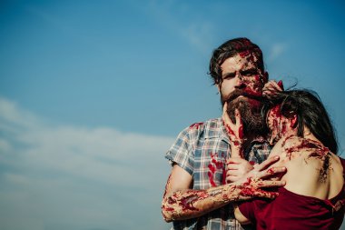 Adam zombi ve ürkütücü kız