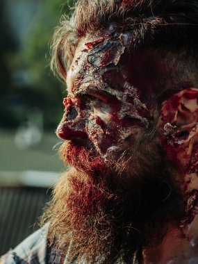 Sakallı zombi adam