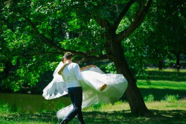 Yakışıklı damat adam çembere gelin