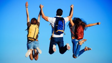 Sakallı yakışıklı bir adam ve kızlar.