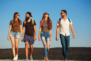 Sakallı yakışıklı erkekler kızlarla