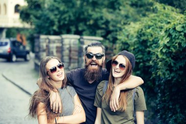 Yakışıklı adam kucaklama kız