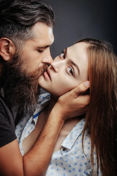 性感的爱侣相拥而吻 — 图库照片