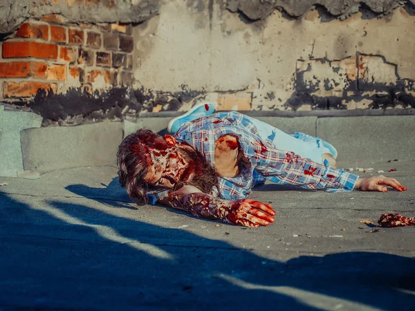 Ζόμπι άνθρωπος σέρνεται στην άσφαλτο — Φωτογραφία Αρχείου