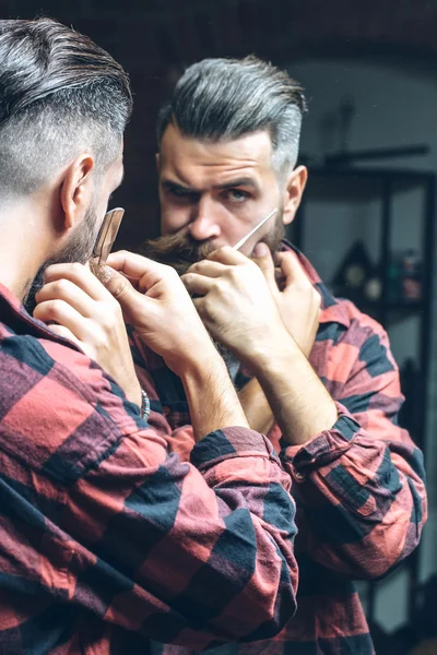 Man with razor near mirror — Stock Photo, Image