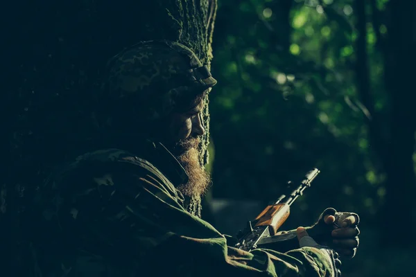 Ung soldat med gevär — Stockfoto