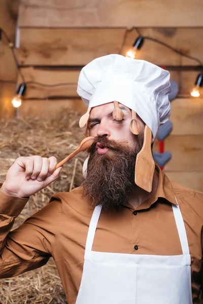 Chef cuisinier avec cuillères en bois — Photo