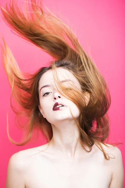 Chica bonita con el pelo volador —  Fotos de Stock