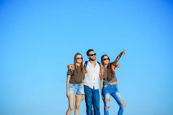 Barbudo hombre guapo con chicas —  Fotos de Stock