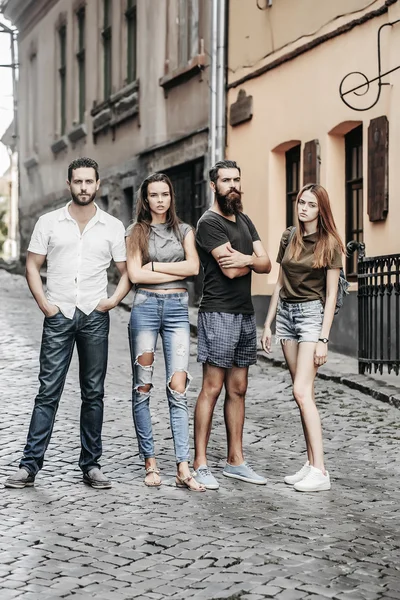 Quattro amici in piedi sulla strada — Foto Stock