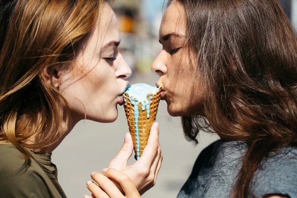 Красивые девушки едят мороженое — стоковое фото