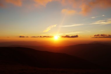 Gün batımı ile güzel dağ zirveleri