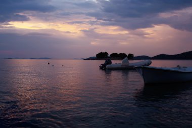 Beyaz kayık ve kauçuk tekne