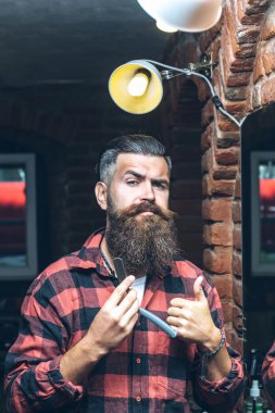 Aynanın yanında jileti olan adam.