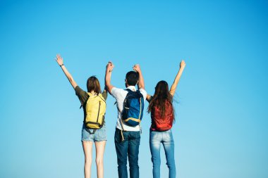 Sakallı yakışıklı bir adam ve kızlar.