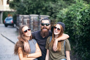 Yakışıklı adam kucaklama kız