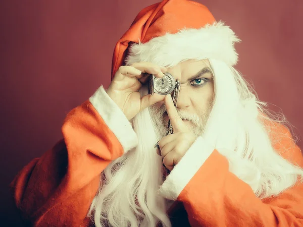 Ernsthafter Weihnachtsmann mit Uhr an Kette — Stockfoto