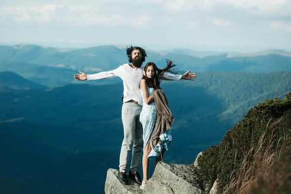 Pareja romántica en la cima de la montaña — Foto de Stock