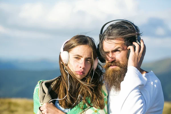 Jeune couple avec écouteurs — Photo