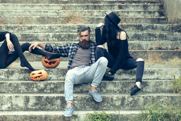 Člověk Halloween a dívky s dýně — Stock fotografie