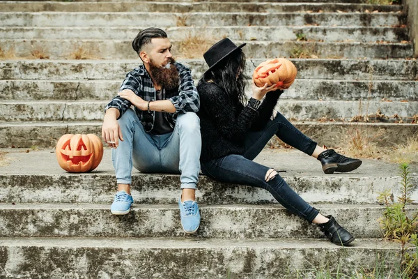 Coppia di Halloween con zucca — Foto Stock