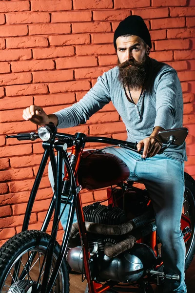 Man met baard op motor — Stockfoto