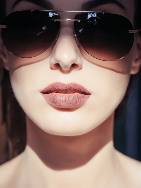 Bella ragazza in occhiali da sole marroni — Foto Stock