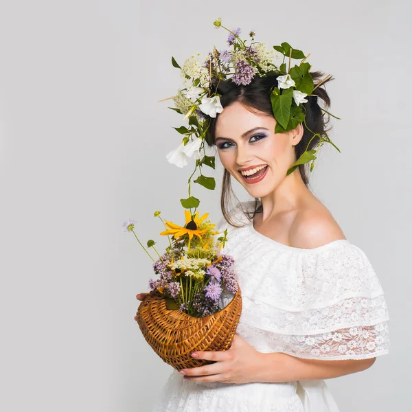 Joven chica bonita con corona de flores — Foto de Stock