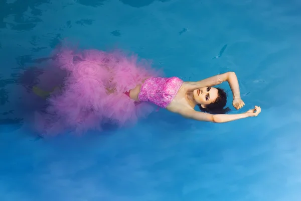 Pretty sexy woman in swimming pool — Stock Photo, Image
