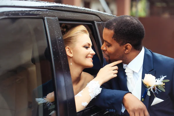 Os recém-casados felizes partilham o amor — Fotografia de Stock
