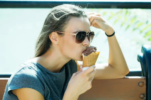 Ung kvinna äter glass — Stockfoto
