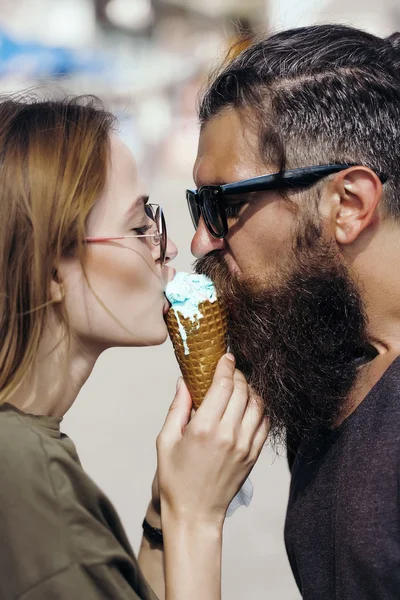 Coppia mangiare gelato — Foto Stock