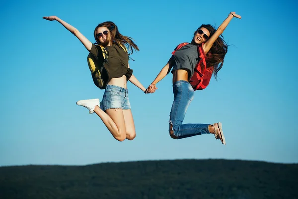 Jolies filles sautant sur le ciel — Photo