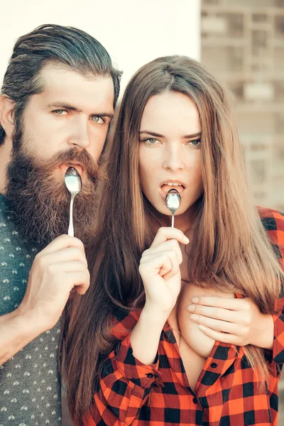 Giovane coppia con cucchiaino da tè — Foto Stock