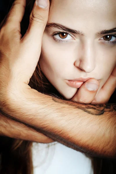 Férfi kezét ölelést lány fejét — Stock Fotó