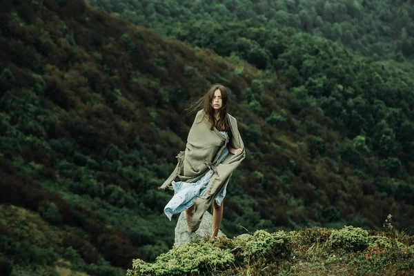 Pretty girl on green mountains — Stock Photo, Image