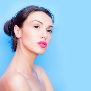 mavi zemin üzerine güzel bir kız