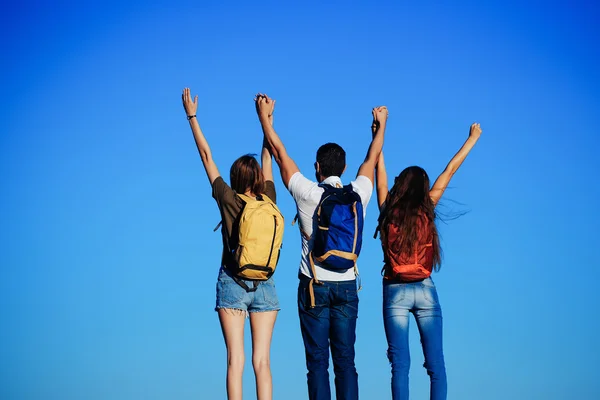 Baard knappe man met meisjes — Stockfoto