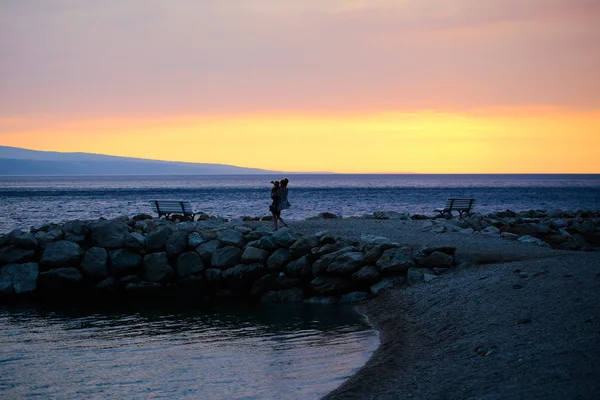 Madre e hijo al atardecer — Foto de Stock