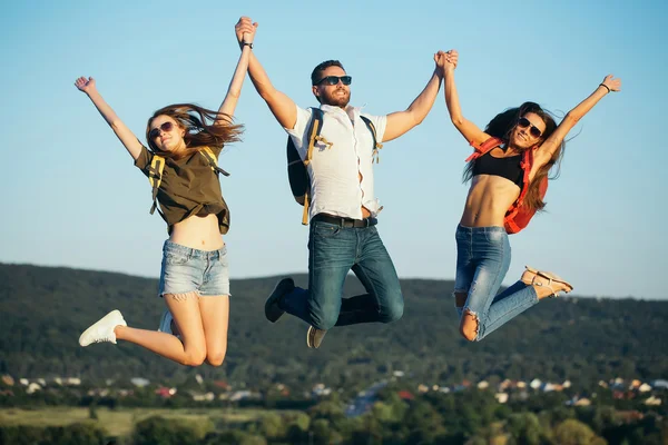 Barbudo hombre guapo con chicas — Foto de Stock