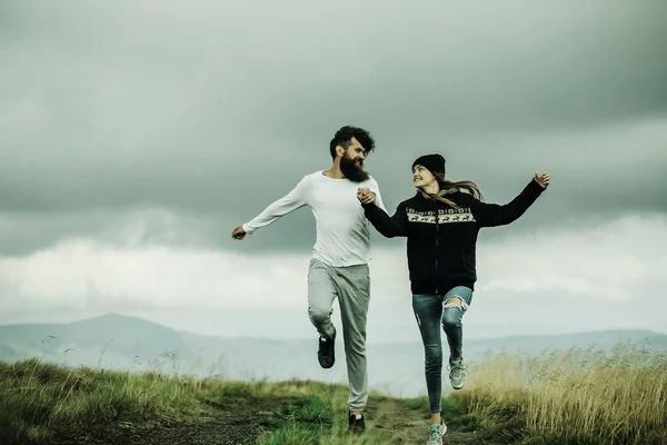 Pareja rebotando en el cielo gris — Foto de Stock