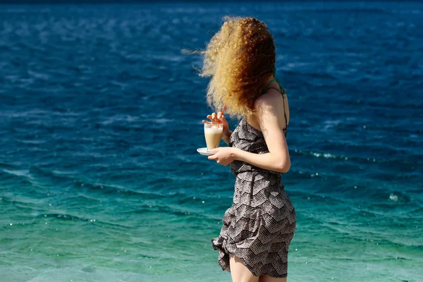ビーチの巻き毛のブロンドの女性 — ストック写真