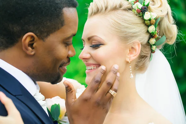 Gelukkig newlyweds knuffelen buitenshuis — Stockfoto