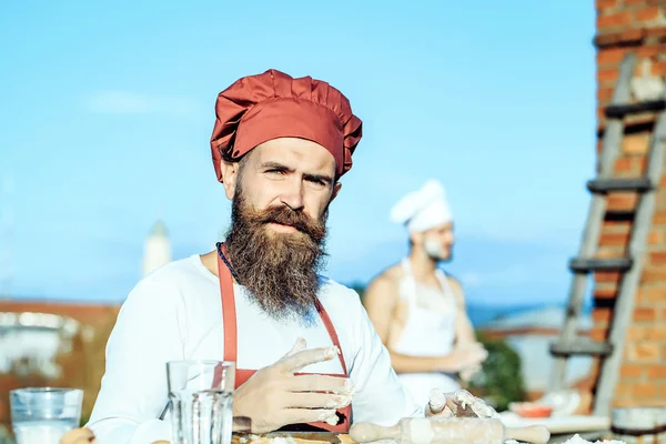 Homem chef cozinhando massa — Fotografia de Stock