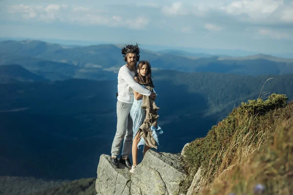 Coppia romantica in cima alla montagna — Foto Stock