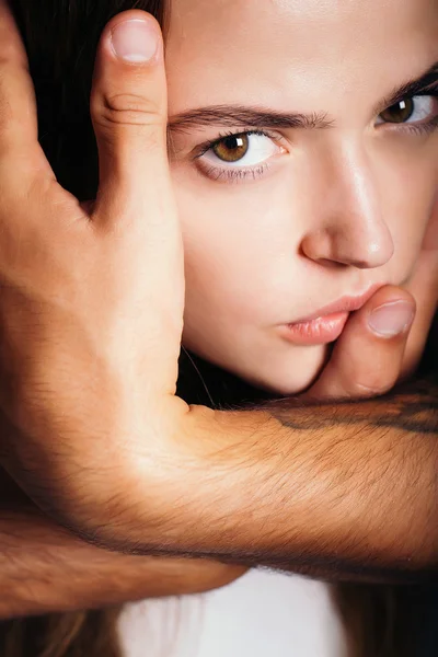 Mužské ruce drží hlavu dívka — Stock fotografie
