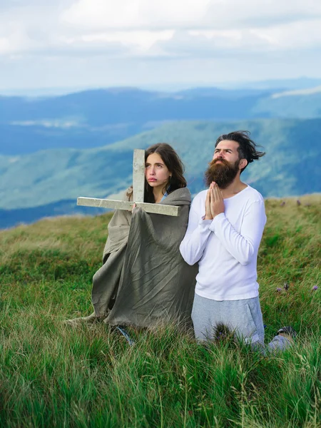 Couple prier sur la prairie — Photo