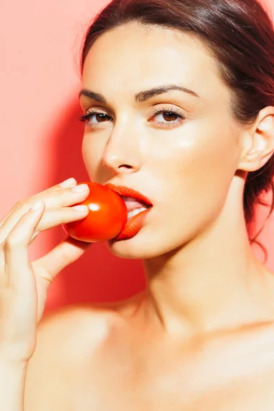 Söt flicka med röda tomat — Stockfoto