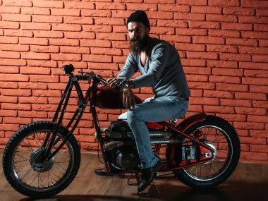 Motosikletli sakallı motorcu.